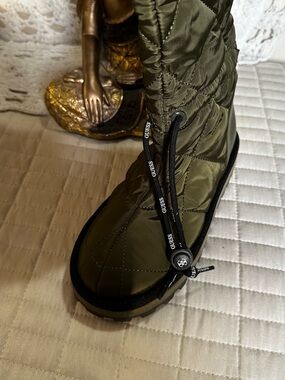Guess Olive Quilted Winter Boot with Black Branded Drawstring